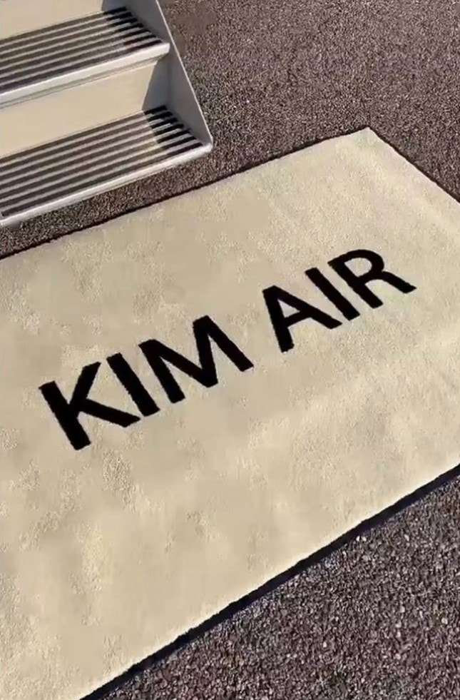 Kim Kardashian  0 Million Private Jet-Kim Air